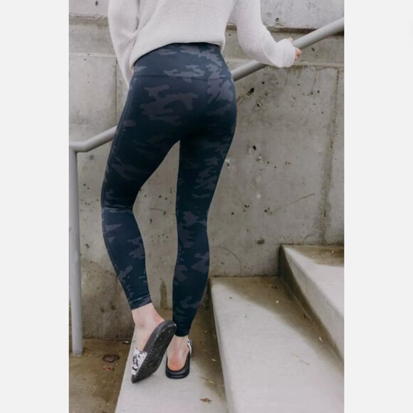 NWT Spanx Look At Me Now Black Camo Seamless Leggings Medium - Picture 4 of 8
